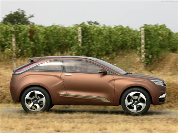 <p><b>5 BN DOLARDAN BALIYOR </b></p>    Rusya'nn en byk otomobil retici AvtoVAZ ie ortaklar Renault ve Nissan geen yl 890 bin 433 ara sat gerekletirdi. irketin 15 farkl modelde rettii Lada markal aralarn Rusya fiyatlar 5 bin dolardan balyor. Rusya'da Volkswagen'in 315 bin 937 ara satt.