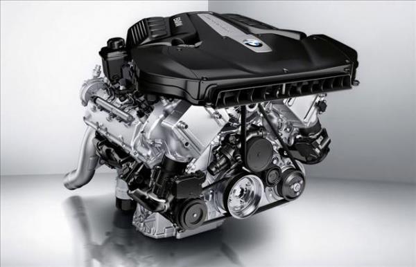 450 HP'lik V8 benzinli bir motorun yer ald bu zrhl modelde asi, elektronik kontrol sistemleri ve frenler elden geirilmi.