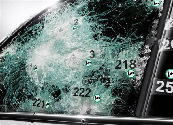 Dnyann en popler hcum tfeklerinden olan AK-47 ile test edilen otomobil olduka iyi verilere imza att. Konuyla ilgili BMW, bu SUV'un VR6 balistik koruma standartlarn karlad ayn zamanda BMW 7 Serisi High Security modelinde olduu gibi VR7 balistik koruma sunduunu belirtti.