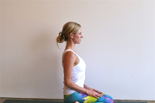 <p>Virasana (Kahraman duruu)</p>    Yere diz kn, dizlerinizi birletirin, ayaklarnz kalalarnzdan daha geni ap, ayak stlerinizi yere basn. Kalalarnz yerde rahat etmezse bir blok zerine de oturabilirsiniz. Omuzlarnz dikletirerek gururlu bir kahraman gibi oturun. Bu ekilde yine be kez nefes alp verin.