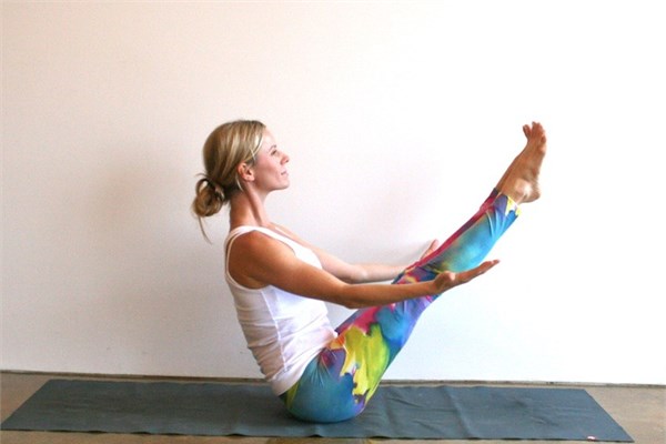 <p>Navasana (Tekne pozisyonu)</p>    Kuyruk sokumunuzu aa kaydrarak, kala kemiklerinizin zerine oturun, bacaklarnz dmdz yukar kaldrn. Ellerinizi dizlerinize uzatp, karn ieride gsnz yukar doru kaldrn. Bu ekilde be kere nefes alp verin