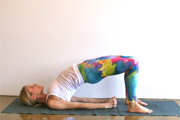 <p>Setu Bandha Sarvangasana (Kpr duruu)</p>    Srt st uzanp, dizlerinizi krn ve ayaklarnz kalalarnza yaklatrarak yere basn. Sonra kalay yukar kaldrn ve ayakla kalann paralel durmasna dikkat edin. Kollarnz kalalarnzn altna doru uzatn. enenizi yukar bakar ekilde kaldrp, krek kemiklerinizi yere bastrn. Bu pozisyonda da be nefes kaln.