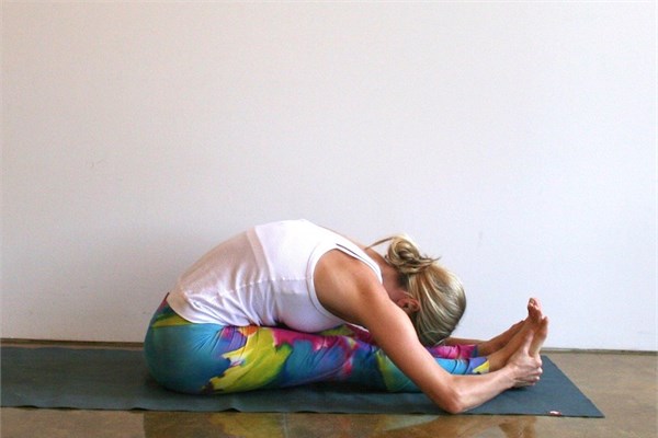 <p>Paschimottanasana (Oturarak ne eilme)</p>    Oturarak ayaklarnz ne doru uzatn, srtnz dik ekilde nefes alarak vcudunuzun iki yanndan daire ekilde yukar kaldrn, yavaa nefes vererek kollarnz ayaklarnza doru indirin ve gvdenizle eilin. Alnnz bacaklarnza yaslayp, gevemeye odaklann. Bu ekilde be kez nefes alp verin.