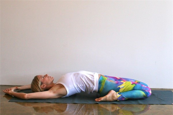 <p>Supta Virasana (Dinlenen kahraman duruu)</p>    Eer dizlerinizde bir sorun yoksa, kahraman duruundan sonra gvdenizi srt st mata doru uzatn, dirsekleriniz ve ellerinizi yere koyun, bu ekilde be kez nefes alp verin