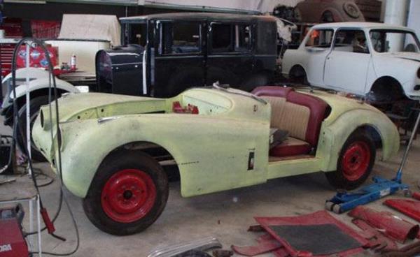 lk olarak 1948 Londra Motor Show'da iki kiilik Jaguar XK120'nin tantm yapld