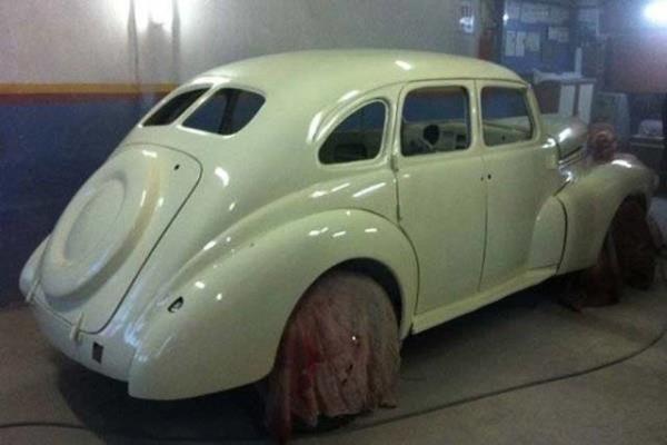 Klasik otomobil, kaportasndan boyasna demelerinden aksesuarlarna kadar yenilenerek trafie kmaya hazr hale getirildi. zerinde son rtular yaplan klasik otomobil trafikte de srclerin ilgi oda haline geldi dedi.