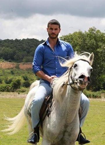 Aktan Kalmaz Mardin'deki bir ak hikayesini anlatyor 'Aktan Kalmaz'. Nianland gece nianls tarafndan aldatlan Savc Yasemin (Pelin Akil) yaad ak acsyla kendini geici grevle Mardin'e kadar savurur. Nianls narkotik ube komiseri Ali'nin (ada Onur ztrk) sevdii kadnn gidiini seyretmekten baka yapacak bir eyi kalmaz. Yasemin uakta tant Mardinli Berzan'n (Berk Oktay) hayatnda nemli roller oynayabileceini hi tahmin etmez. Yasemin, Berzan ve Ali'den oluan ak geni te taraftan Berzan'n konanda yaayan ve ona ocukluktan beri ak olan Nazl'nn planlaryla daha da bir karr.