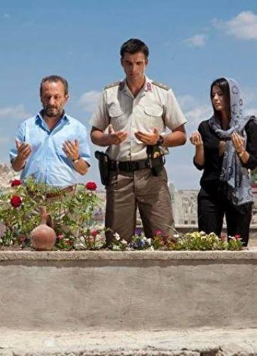 Emanet 'Askerin Dn' filminin televizyon dizisi uyarlamas olan 'Emanet', gelenein kanun, askerin devlet, kan bann kutsal olduu Anadolu'dan imkansz bir akn hikayesini getiriyor ekranlara. Kskand kardeinin Jandarma evirmesinde lmesine sebep olan Kamil, yeni girdii aileye emanet kalan Asl (zlem Ylmaz), ve tetii eken Yzba Fatih (Mehmet Akif Alakurt), kendilerini bir ihanet oyununun iinde bulurlar. Bu nefes kesen corafyada adalet ve aka ulamak iin daha ok bedel derler. Emanet, yaknda Fox'da yaynlanacak.