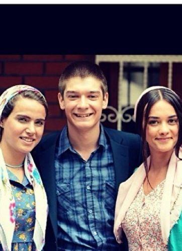 Ylanlarn c Fakir Baykurt'un bayapt "Ylanlarn c"nden televizyona aktarlan dizi, Anadolu'nun kefedilmemi gzelliklerle dolu cra bir kynde yaayan insanlarn hayatlarndan kesitleri ve aklar anlatyor. Dizide, ak uruna her eyi gze alan, kyn mert ve yiit delikanls Kara Bayram (Cemal Tokta), hayatn kt srprizler hazrlad Fatma (Hande Soral), varln Kara Bayram'a adam olan Zahide (Ceyda Ate), hayatn oyunlar karsnda duvar olmu, eilmez, bklmez, yklmaz Irazca (Rhan alkur), masum sevginin sembol olan Haceli (Ahmet Varl) ve Karata Ky sakinlerinin balarndan geen dramatik olaylar ekranlara yanstlacak.