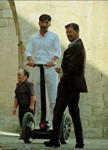 Kadim Dostum 'Kadim Dostum' dizisinde Mardin'de yaayan ve Telkari sanatnn son temsilcileri olan Kadim Ailesi ve Dostum Ailesi'nin dost-dman kark hikayesi komedi tarznda anlatlyor. Ayrca Almanya'dan Mardin'e uzanan elenceli bir ak hikyesini de ileniyor. Olduka kalabalk bir oyuncu kadrosuna sahip dizinin ba rollerini, lker Aksum, Cihat Tamer, Murat Eken ve Eren Hacsaliholu paylayor. 'Kadim Dostum' Eyll'de Fox'ta yaynlanmaya balayacak.