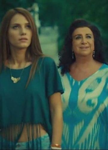 Ah Neriman Barollerinde Perran Kutman, Sezin Akbaoullar, Aybike Esin Tumluer ve Filiz Taba gibi usta oyuncularn yer ald Sre Film imzal 'Ah Neriman', lks bir hayat yaadktan sonra stanbul'un fakir bir semtine tanan ailenin hayat hikayesini anlatyor. Neriman rolnde izleyeceimiz Perran Kutman'n  kzyla olan ilikisi dizinin konusunu oluturuyor.