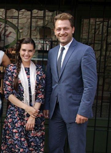 Bana Artk Hicran De Kanal D'de balayacak 'Bana Artk Hicran De', yaad ak sonucu hsrana uram ve byk bedeller demek zorunda kalm bir kadnn, hayatta kalma mcadelesini anlatyor. 20'li yalardaki Hicran (Asl Enver), ok tutucu bir ailede byr. Babasna ait vitray dkknnda babasyla alan gen ve gzel kz gnn birinde byk bir holdingde ok iyi bir pozisyonda alan ve holding sahibinin damad olmaya aday Murat (Alican Ycesoy) ile tanr.  icab balayan bu iliki, zamanla byk bir aka dnr. Fakat Hicran ve Murat imknszlklar nedeniyle ayrlmak zorunda kalr.