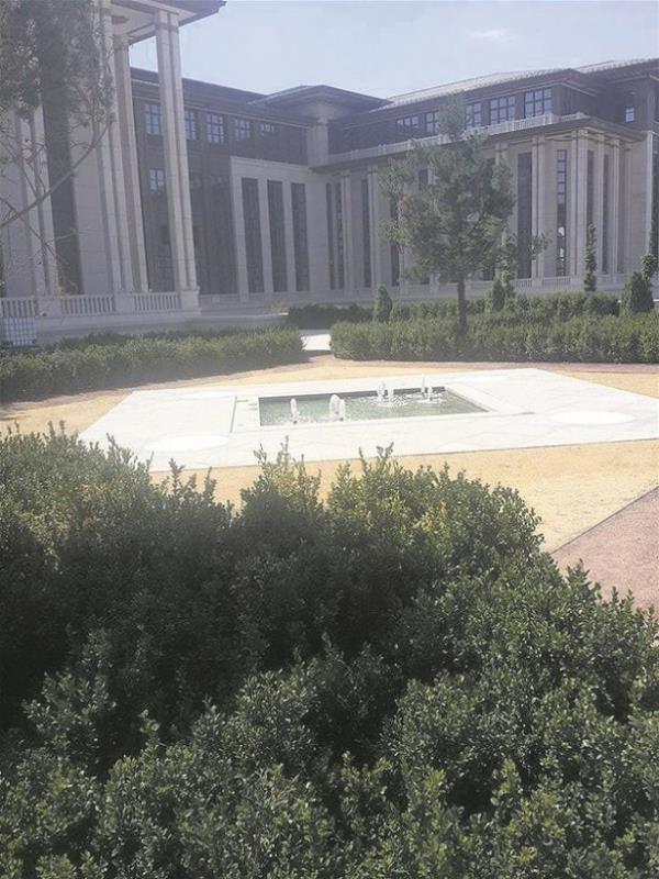 TOK'nin 2012 ylnda ilk kazmay vurduu bina yksek gvenlikli ina edildi.  kat olarak ina edilen binada odalarn ykseklii ise 4-5 metre. Projesini TOK'nin yrtt bina, Seluklu mimarisi arlkl ina edildi. Son teknolojinin kullanld binada beyaz ve krem tonlarnda doal yerel talar kullanld.