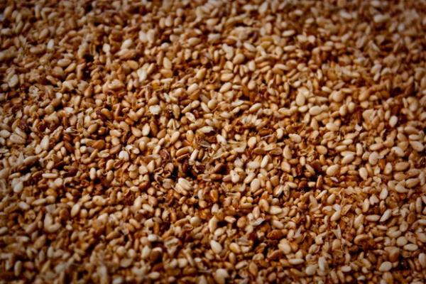 Salar besler ve canllk kazandrr. Saa ve cilde masaj biiminde uygulanr.