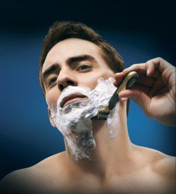 Erkekler kadinlara gore on kat daha fazla renk koru oluyorlar.