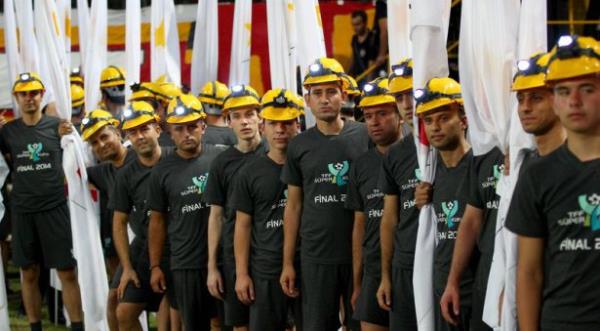 Soma iin yaplan sayg duruu srasnda yaknlarn kaybedenler duygu dolu anlar yaad.