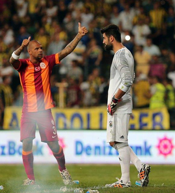 <b>Dev derbide olay kt</b>  <br>Ne kadar byk acmz olsa da bazlar vardr ki ne ac bilirler ne de terbiye, ahlak, sayg, sevgi...</br>  te bu grntlerde bahsettiimiz kiilerin sahay sava alanna evirdii anlardan...