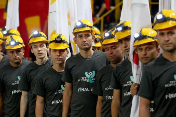 Getiimiz sezonu lig ampiyonu olarak tamamlayan Fenerbahe ile Trkiye Kupas'nda zafere uzanan Galatasaray bu anlaml mcadelede sezonun ilk kupas iin sahaya kt.