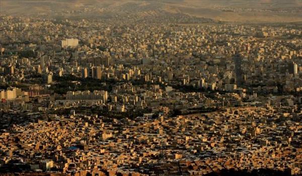 ran`da Hazar Denizi ile Huzistan kylar arasnda ran platosu bulunuyor. Dnyadaki en dalk lkelerden biri olan ran corafyas eitli havza ve platolar birbirinden ayran hal gibi serilmi sradalar dikkat ekiyor.