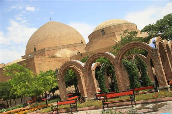 ran, 1 milyon 700 bin kilometre karelik yz lm ierisinde, doal gzelliklerin yan sra tarihi bir ok yapt da bnyesinde saklyor.