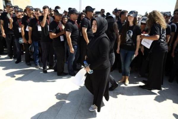 Fotoraf sanats Cumhur Aygn'n nderliinde, MTL Organizasyon ve Onur Tmer ibirliinde organize edilen Guinness'e aday etkinlik iin gnlller saat 11.00'den itibaren Antkabir bayrak alannda toplanmaya balad.