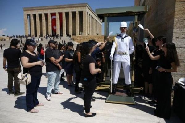 Antkabir, Bakomutanlk Meydan Muharebesi'nin 92'nci yldnm nedeniyle yurt genelinden 6 bin kiiyle Atatrk'n canl portresini oluturmak iin ev sahiplii yapt. Rekor denemesinde Guinness yetkilileri de yer ald.