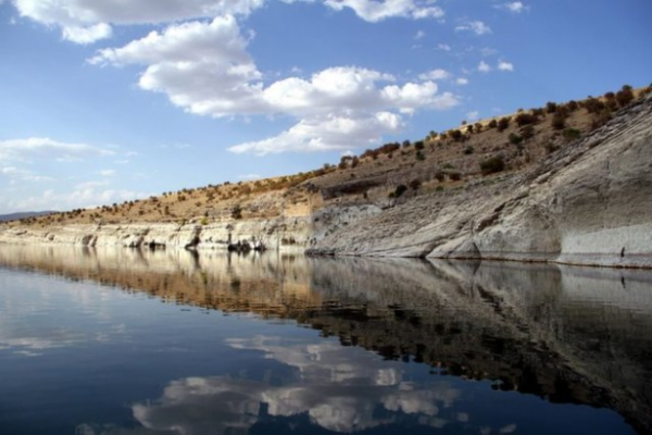 Anl aratrmac-yazar Gnerkan Aydomu, AA muhabirine yapt aklamada, Hastek Kalesi Snaklar hakknda yapt aratrmalarda, duvarlara oyulmu Ermenice yazlara ve 1018 tarihine rastladn belirtti.