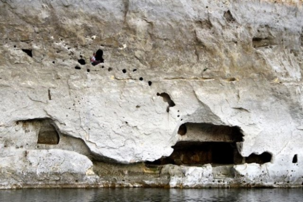 Trkmen aknlarndan ya da Bizans saldrlarndan korunmak amacyla yapld tahmin edilen Hastek Kalesi ve snaklarnn, net bir bilgi olmamakla beraber tarih aratrmaclarna gre 1018'li yllarda inaa edildii tahmin ediliyor.