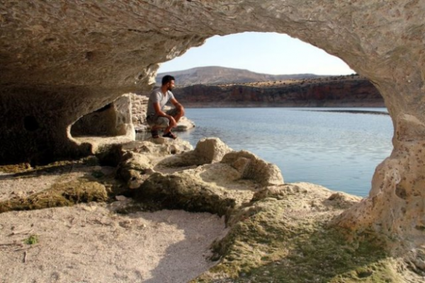 Yenipayam ky snrlar ierisinde bulunan ve sadece kayklarla ulalabilen Snaklar, Keban Baraj Gl'ne dik inen kayalklarn alttan itibaren kat kat oyulmasyla yaplm odalar ve bu odalar birbirlerine balayan dar galerilerden oluuyor.