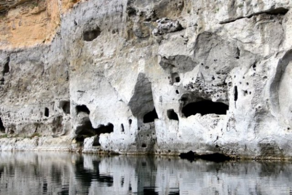 Birinci kat baraj gl iinde olmasna ramen kuraklk nedeniyle sularnn ekilmesiyle dier iki kat su yzeyine kan Hastek Kalesi ve snaklar, tarih merakllarnn gezip grmesi iin byk bir frsat olarak grlyor.