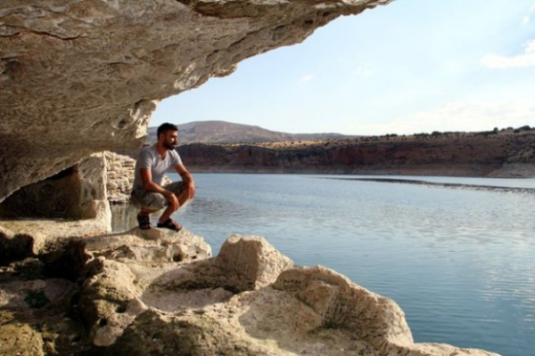 Darya kapal snaklarda, kimi geni kullanml bir salonu, kimi bir depoyu andran odalarda ve galerilerde ise yer yer havalandrma, k alma ya da dmana kar savunma yeri olarak kullanlan mazgal delikleri bulunuyor.