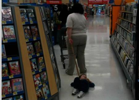 Dnyann en byk alveri maaza zincirlerinden Wall Mart'ta yle mteriler var ki grenler gzlerini zerlerinden ayramyor. te bir alveri merkezinde grebileceiniz en tuhaf insan tipleri...