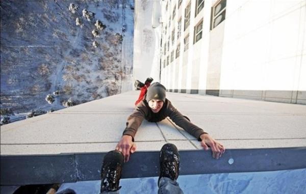 Akrofobi ad verilen ykseklik korkusu yzde 3 ila 5 aras deien oran ile toplumda en sk karlalan fobilerden bir dieri. Bilim adamlar daha nceleri bunun normal bir uyarcya verilen sama bir tepki olduunu dnyordu.