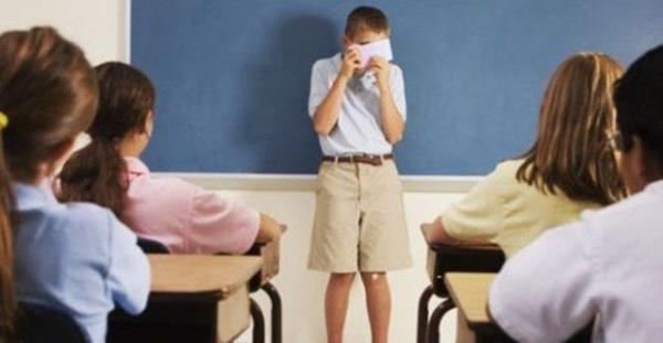 Ve sadece seyirci nnde konumakla snrl deil, bakalarnn nnde yemek ya da imek ve hatta aile bireyleri dnda herhangi birinin yannda genel kayg hali. Korku ocukluk ya da genlik anda genellikle 13 ya civarnda balyor.