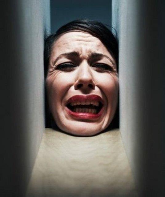 KORKUTUCU ALANLAR: National Institute of Mental Health?ten aklanan bir rapora gre18 yan zerindeki yaklak 1,8 milyon Amerikal agorafobiden ikayeti, kamann/kurtulmann zor olaca bir alan ya da pozisyonda youn korku ve kayg hissetmekten.