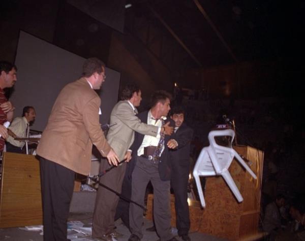 <br><b>KIRARIM BU KRSY</b></br>  <br><b>18 Mays 1997 - MHP</b></br>    <p>MHP, Alparslan Trke'in lmnn ardndan yeni genel bakann semek iin toplanmt. Adaylardan Ramiz Ongun, Enis ksz, Muharrem emsek ve brahim ifi ilk tur oylama sonucundan sonra Devlet Baheli lehine adaylktan ekildiler. Bunun zerine Turul Trke'i destekleyen lk Ocaklar Eski Bakan Azmi Karamahmutolu arkadalaryla krsye geldi. "Ya eki olacaksnz ya rs, aradaki demir olmayacaksnz" diyerek lafa balad, "Bu pazarlkl kongreyi tanmyoruz" diye devam etti, "Eer illegaliteye kaymak gerekiyorsa bunu fert olarak balatyorum. steyen benimle birlikte gelir katlr" diye bitirdi. nmeden nce yanndakiler "Ykn krsy" talimat vermeyi de ihmal etmedi. Krs ykld; masalar, sandalyeler, demirler havada uutu. Hatta araya havaya alan sekiz el silah sesi de kart. Kongre ertelendi?</p>