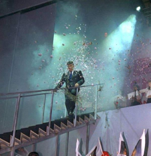 <br><b>'PART' GB PART</b></br>  <br><b>23 Mays 1998 - CHP</b></br>    <p>Normal akyla devam eden kurultayn srprizi Deniz Baykal'n konumasna gelindiinde ortaya kt. nce o gnlerde ok popler olan Ricky Martin'in 'Un, dos, tres' arks almaya balad. Sahnenin ortasna uzanan yksek merdivende bir kap ald ve duman bulutlarnn iinden el sallayan Deniz Baykal kt. arknn szleri de "CHP; sol, sol, sol," olarak revize edilmiti</p>