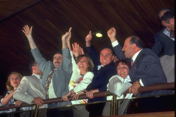 <br><b>EFTAL ENL</b></br>  <br>13 Haziran 1993 - DYP</br>    <p>DYP, Cumhurbakan seilen Sleyman Demirel'den boalan genel bakanlk koltuuna geecek isim iin 13 Haziran 1993'te kongreye gitti. Milli Eitim Bakan Kksal Toptan, ileri Bakan smet Sezgin ve Ekonomiden Sorumlu Devlet Bakan Tansu iller'in yart kongreden iller galip ayrld. iller'i istemeyen ekipten Hsamettin Cindoruk memnuniyetsizliini "DYP Kongresi eftali enliine benziyor. Delege genel bakan deil eftali gzeli seti" szleriyle ifade etmiti.</p>