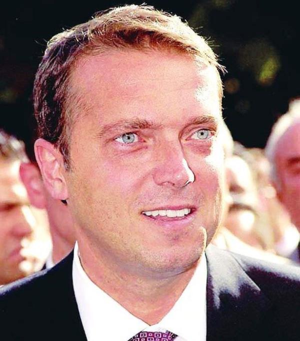 <br><b>DURDURAMAZSINIZ, CEM UZAN GELYOR!</b></br>  23 Austos 2002 - YDP / Gen Parti    <p>2002'de siyasete atlmaya karar veren Cem Uzan'n seime katlabilmek iin hazr bir partiye ihtiyac vard. 92'de ANAP'tan ayrlan Hasan Celal Gzel'in kurduu Yeniden Dou Partisi (YDP) uygun bulundu. Gzel'in itirazlarna ramen 23 Austos 2002'de yaplan 3. Olaanst Kurultay'da YDP'nin ad Gen Parti olarak deitirildi ve parti bakanlna da Cem Uzan seildi. Uzan'n ilk icraat Gzel'i partiden ihra etmek oldu.</p>