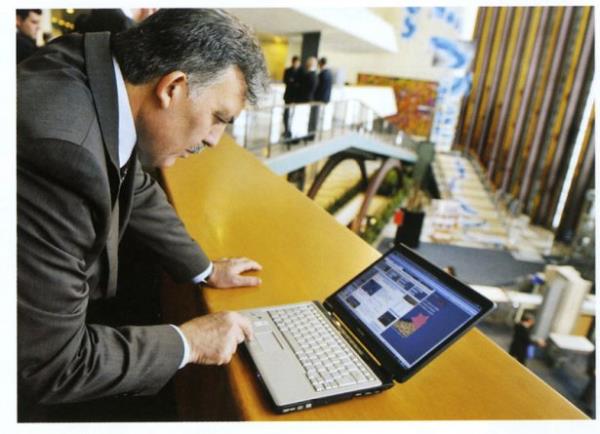 Gnlk gelimeleri internetten takip eden Abdullah Gl, 2010 ylnda Twitter' dnya apnda en etkili kullanan 10 lider arasnda gsterildi. (ABD-2008)