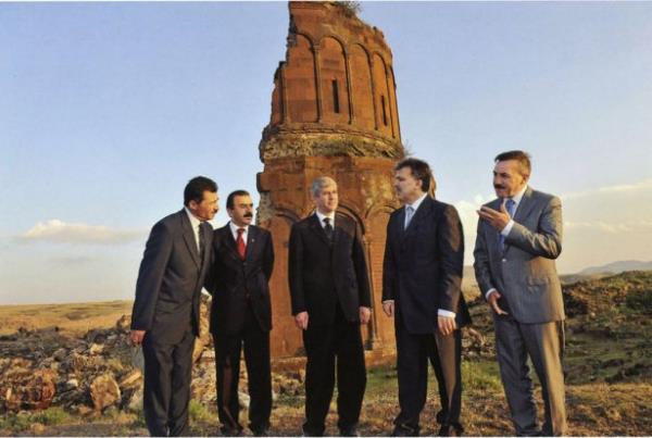 zel nem verdii d politika faaliyetlerini, Trkiye'nin blgesel ilikilerinin siyasi istikrar ve ekonomik ibirlii zerine kurulu bir dzene oturtulmas anlayyla gerekletirdi. Afrika ve Uzakdou lkeleri gibi gelenekselin dnda d politika balantlar kurmak iin olaanst aba gsterdi.