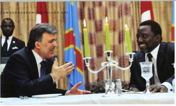Kongo Demokratik Cumhuriyeti Devlet Bakan Joseph Kabila ile onuruna verilen akam yemeinde. Abdullah Gl, Birlemi Milletler Gvenlik Konseyi geici yesi olarak Trkiye'nin, Afrika lkelerinin sorunlarna zellikle eilerek istiare yoluyla zm yollar gelitirmesi gerektiini vurgulad. (Kongo-15 Mart 2010)