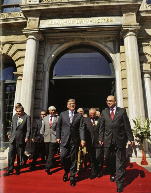 retim yl al konumasn yapt stanbul niversitesi'nin tarihi binasndan ayrlrken. (stanbul-28 Eyll 2009)