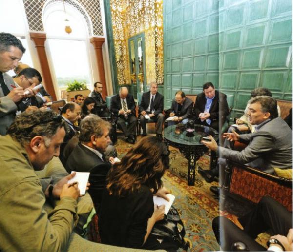 Abdullah Gl, Hindistan gezisinde kendisine elik eden Trk gazetecilerin sorularn yantlarken. (Hindistan-8 ubat 2010)