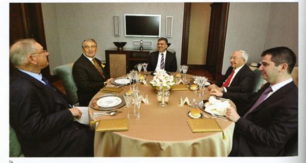 Abdullah Gl ankaya Kk'nde Rahmi Ko, lter Trkmen, Prof. Ali Doramac ve Memduh Karakulluku'yu le yemeinde misafir etti. (Ankara-5 Mays 2009)