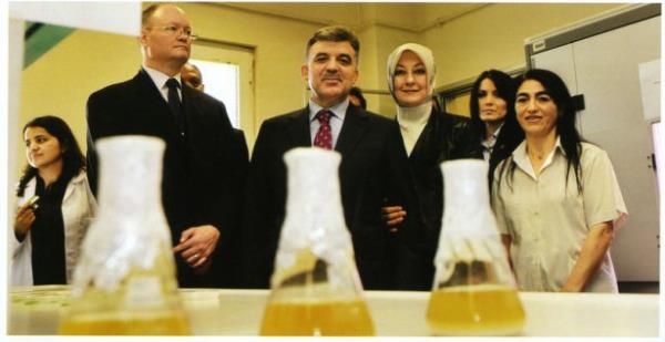 Abdullah Gl ve Hayrnnisa Gl, Yeditepe niversitesi Biyoteknoloji Enstits alnda genetik ve biyomhendislik almalar yaplan laboratuvarlar gezdiler, aratrmalar hakknda bilgi aldlar. (stanbul-21 Ekim 2010)