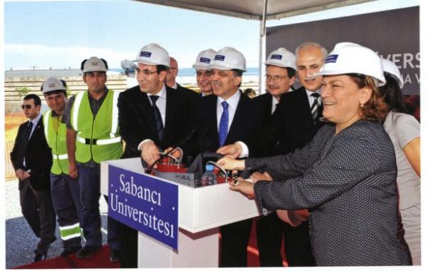 Abdullah Gl, Sabanc niversitesi Nanoteknoloji Merkezi'nin aln niversitenin mtevelli heyeti bakan Gler Sabanc ile yapt. (stanbul-11 Haziran 2010)