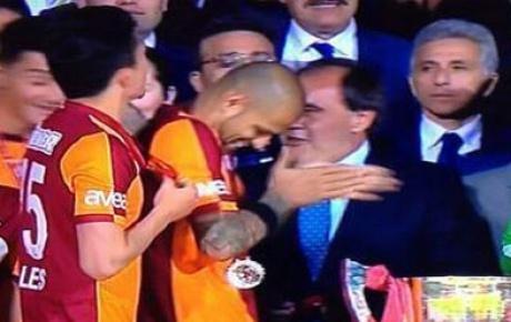 <br>TFF Bakan'nn elini skmad (7 Mays 2014 / Galatasaray-Eskiehirspor)</br>  Ziraat Trkiye Kupas final ma sonras seremonide Trkiye Futbol Federasyonu Bakan Yldrm Demirren'in elini skmad.