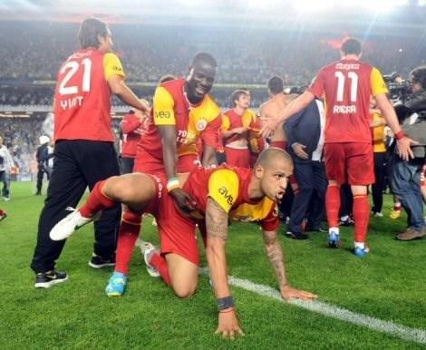 <br>Eboue ile olay yaratan sevin! (12 Mays 2012 / Fenerbahe - Galatasaray)</br>  Fenerbahe ile 0-0 berabere kalarak ampiyon olduklar Kadky'deki derbi sonrasnda saha iinde 'Pitbull' takliti yapt. Melo'ya Eboue'nin de katlmas, ortaya byle tuhaf bir kare kard.