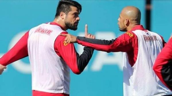 <br>dmanda Gkhan Zan'la kapt (20 ubat 2014)</br>  Antrenmanda ikili mcadeleye girdii Gkhan Zan'la tartt. Zan'n bu srada Melo'ya, "Siz bize sayg duymuyorsunuz. Biz, sizi bamzn stnde tutuyoruz. Siz de bize sayg duyacaksnz" dedii duyuldu.